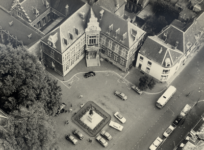 832716 Overzicht van het Domplein te Utrecht, vanaf de Domtoren, met middenboven het Academiegebouw (Domplein 29) en ...